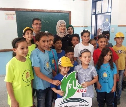 أفضل معلمة في العالم "حنان الحروب" تزور مخيم بسمة القدس الأول

