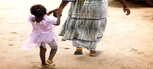 ختان الإناث في السودان.. مباح شعبيا ومحارب رسميا بلا قانون
