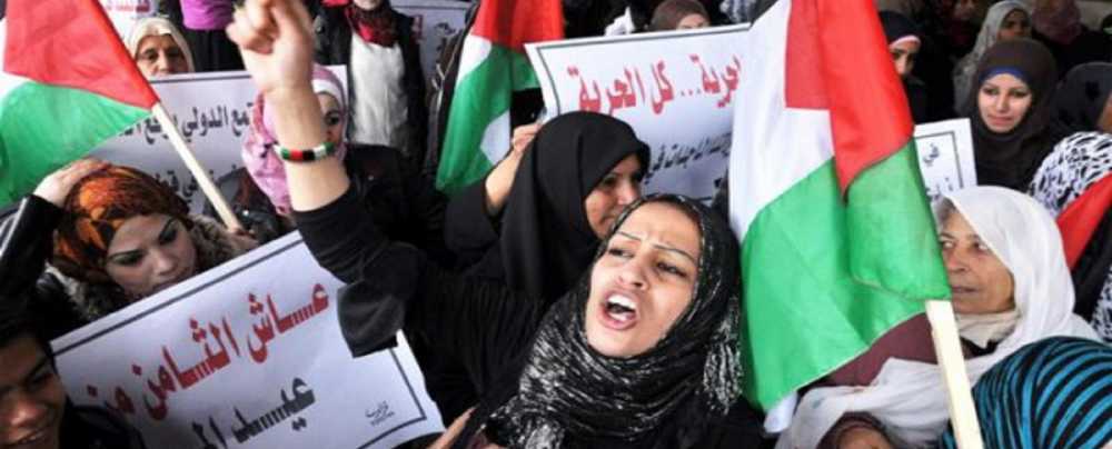 حقوقيات يطالبن برفع سن الزواج 
