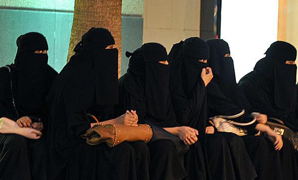 سعوديات يوجهن نداء استغاثة إلى الملك لإنقاذهن من الإعتداءات الجنسية