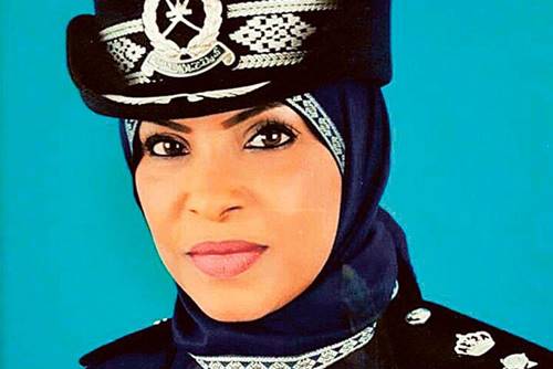 المقدم "الحمبصية".. أول امرأة عُمانية تقود مركز شرطة
