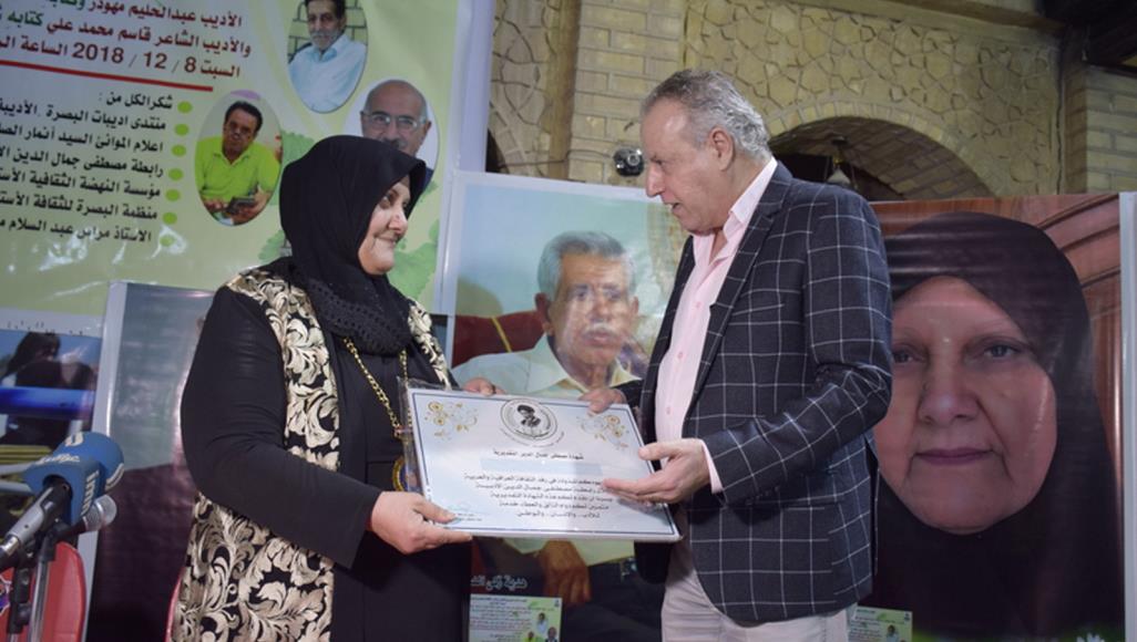 عالية التي أنقذت مكتبة البصرة.. قصة ألهمت الجميع وغاب عنها العراقيون