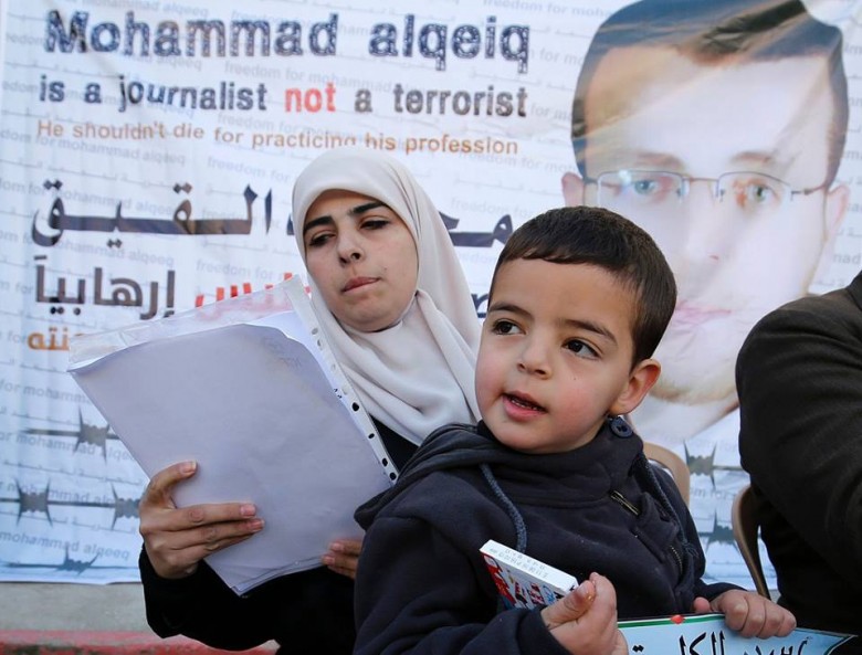 زوجة الصحفي القيق: الاحتلال يمدد اعتقال القيق لـ 72 ساعة