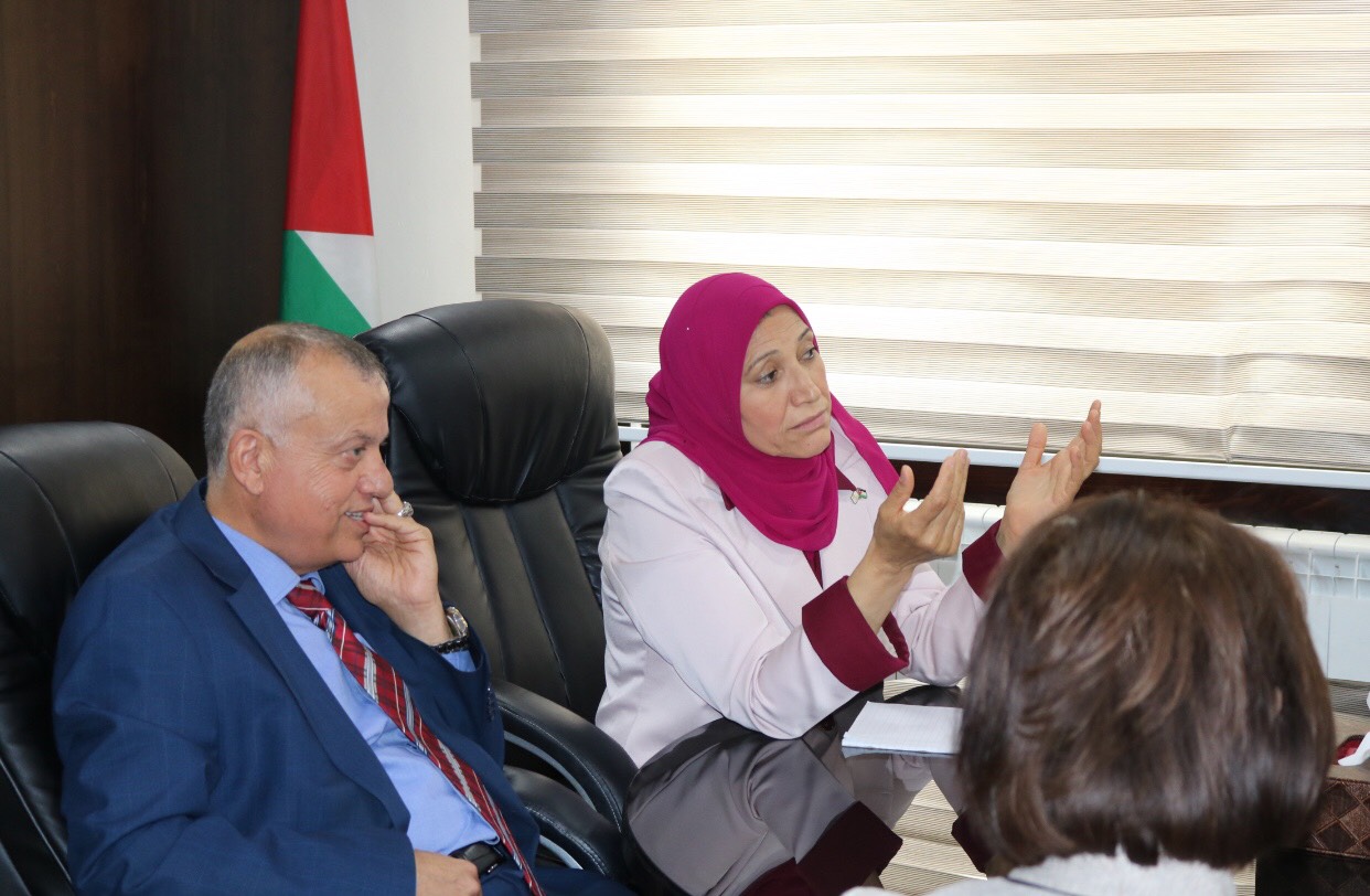 وزيرة شؤون المرأة تلتقي كادر الوزارة