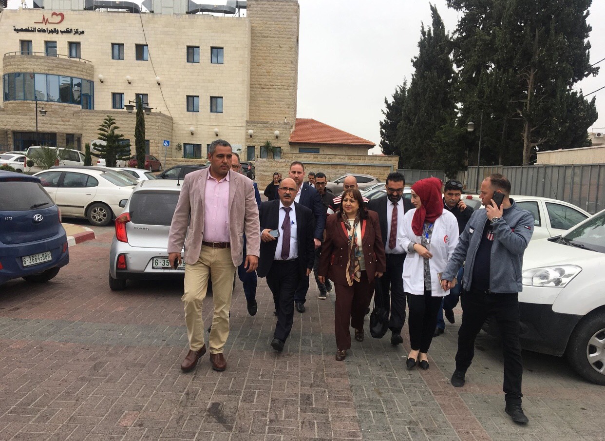 وزيرة الصحة تتفقد مجمع فلسطين الطبي وتلتقي بمواطنين ومرضى