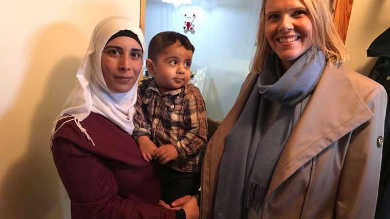 النرويج: صورة لوزيرة الهجرة مع عائلة سورية تثير ضجة واسعة 
