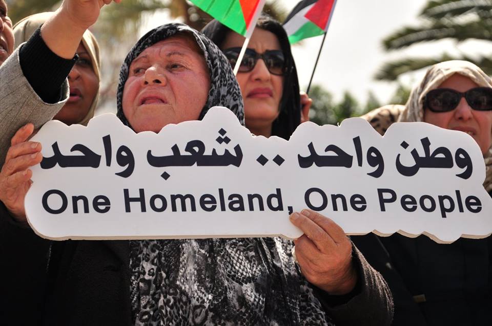 وقفة نسائية امام المجلس التشريعي بغزة تطالب بانهاء الانقسام
