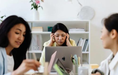 الهرمونات والذاكرة.. ماذا يحدث لدماغ المرأة في الأربعين؟