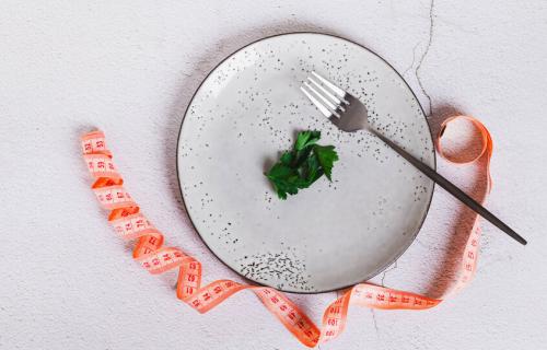 قبل اتباع أي رجيم.. طبيبة تكشف مخاطره على الهرمونات والإنجاب