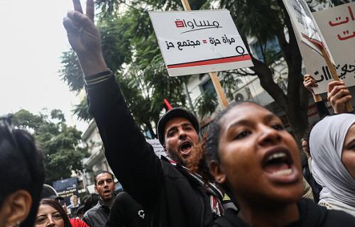 نحو نقاش مسؤول حول تمثيل النساء والمساءلة الأخلاقية في مجتمع مستعمَر