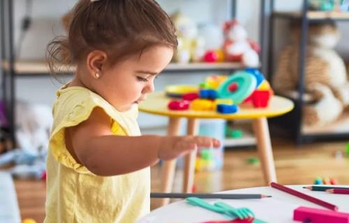 تهيئة الطفل نفسيًا للانتقال من المنزل إلى الحضانة