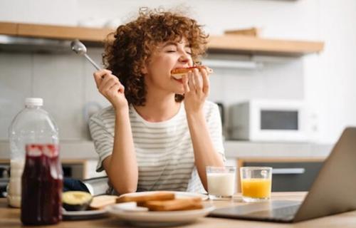 تخطّي الإفطار في منتصف العمر.. هل يساعد فعلاً على فقدان الوزن؟