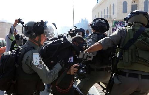 نقابة الصحفيين: 1327 واقعة احتجاز ومنع من التغطية منذ 2023 تعكس محاولات الاحتلال حجب الحقيقة