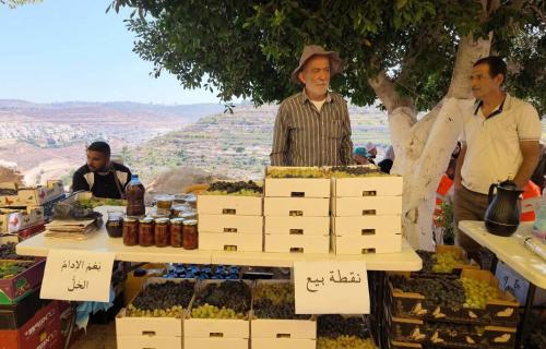 سوق العنب في بيت دقو.. موسم للرزق ومساحة لتعزيز صمود المزارع الفلسطيني