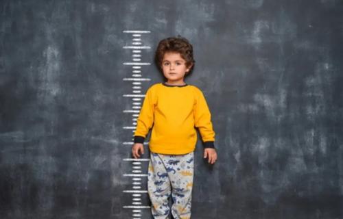 تأخر نمو الأطفال.. متى يجب على الأهل القلق؟