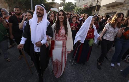 الأسرة الفلسطينية تحت الضغط.. تراجع الزواج وتصاعد الخلافات الزوجية