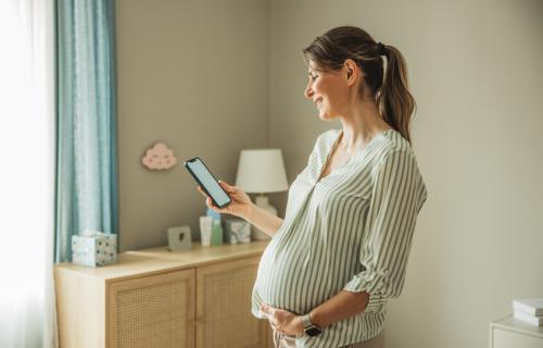دراسة علمية تبحث العلاقة بين استخدام الهاتف المحمول أثناء الحمل وصحة الجنين