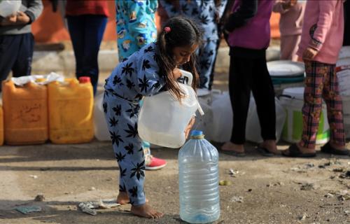 المياه في غزة.. معاناة يومية تثقل كاهل النساء والنازحين