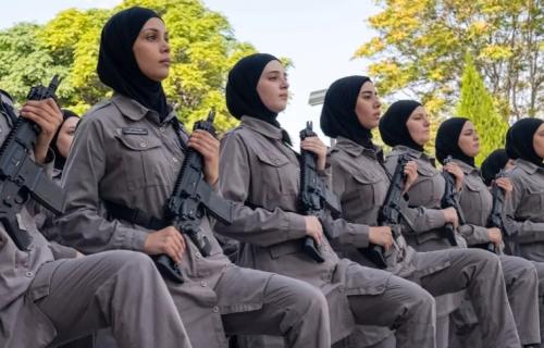 سوريات يحملن السلاح.. فهل تبدأ المرأة دورا جديدا في الشرطة؟