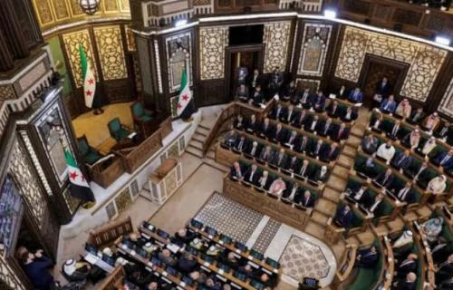 انتقادات واسعة لربط التفاوت بين المعلمين والمعلمات بـ "هيبة المدرسة"