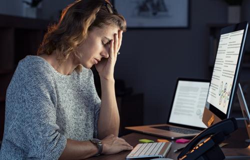 الإرهاق الذهني عند المرأة.. كيف نفرق بين ضغط الحياة والإجهاد النفسي ؟