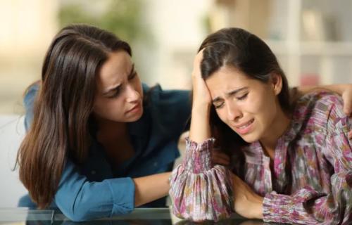 "صديقتي قالت لي".. متى تتحول نصائح الصديقات إلى طرف ثالث في الحياة الزوجية؟