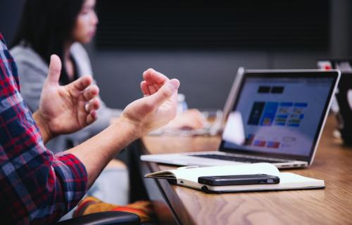 التفاوض مع العملاء.. كيف تحافظ صاحبات المشاريع على حقوقهن وتحققن رضا الزبائن؟