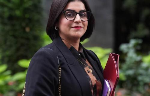 بريطانيا تعيد فتح مسار إعادة التوطين للاجئين.. ماذا يعني ذلك للفلسطينيين والنساء؟