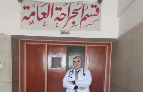 من التمريض إلى الطب.. مصرية عادت للدراسة في الـ25 وفازت بلقب "الطالبة المثالية"