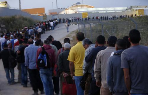 بدارنة لـ"نساء إف إم": ضغوط إسرائيلية لإعادة العمال الفلسطينيين وسط عجز العمالة الأجنبية عن سد النقص