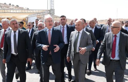رئيس الوزراء يطّلع على مصنع الرابية للأعلاف في بيت أولا بالخليل