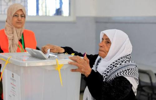 المحلل السياسي فادي أبو بكر لـ"نساء إف إم": الانتخابات مدخل لتجديد شرعية السلطة الفلسطينية والحد من الضغوط الخارجية