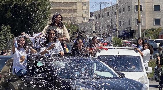 هدايا "التوجيهي" بين المباهاة والقدرة المادية.. ضغوط اجتماعية تفسد فرحة الأسر الفلسطينية !