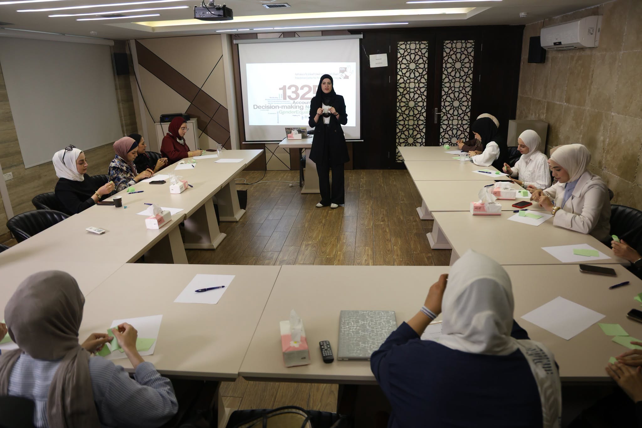 من المعرفة إلى التأثير.. شابات فلسطينيات يحملن رسالة القرار 1325 إلى مجتمعاتهنَّ