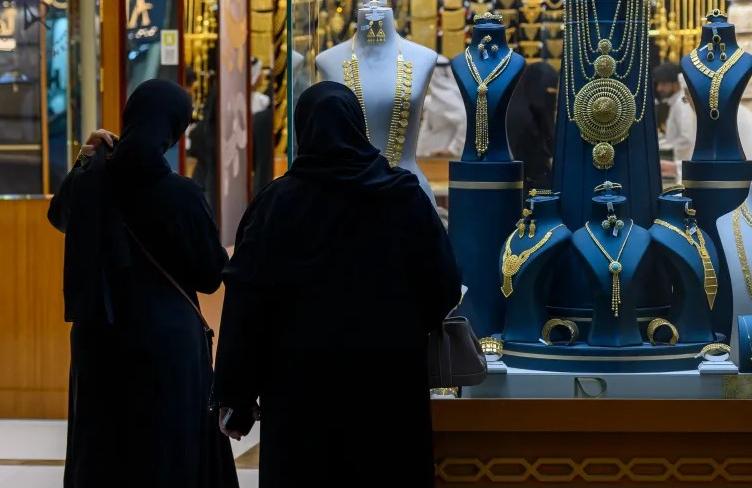 لماذا يزداد إقبال النساء على الذهب مع ارتفاع سعره؟