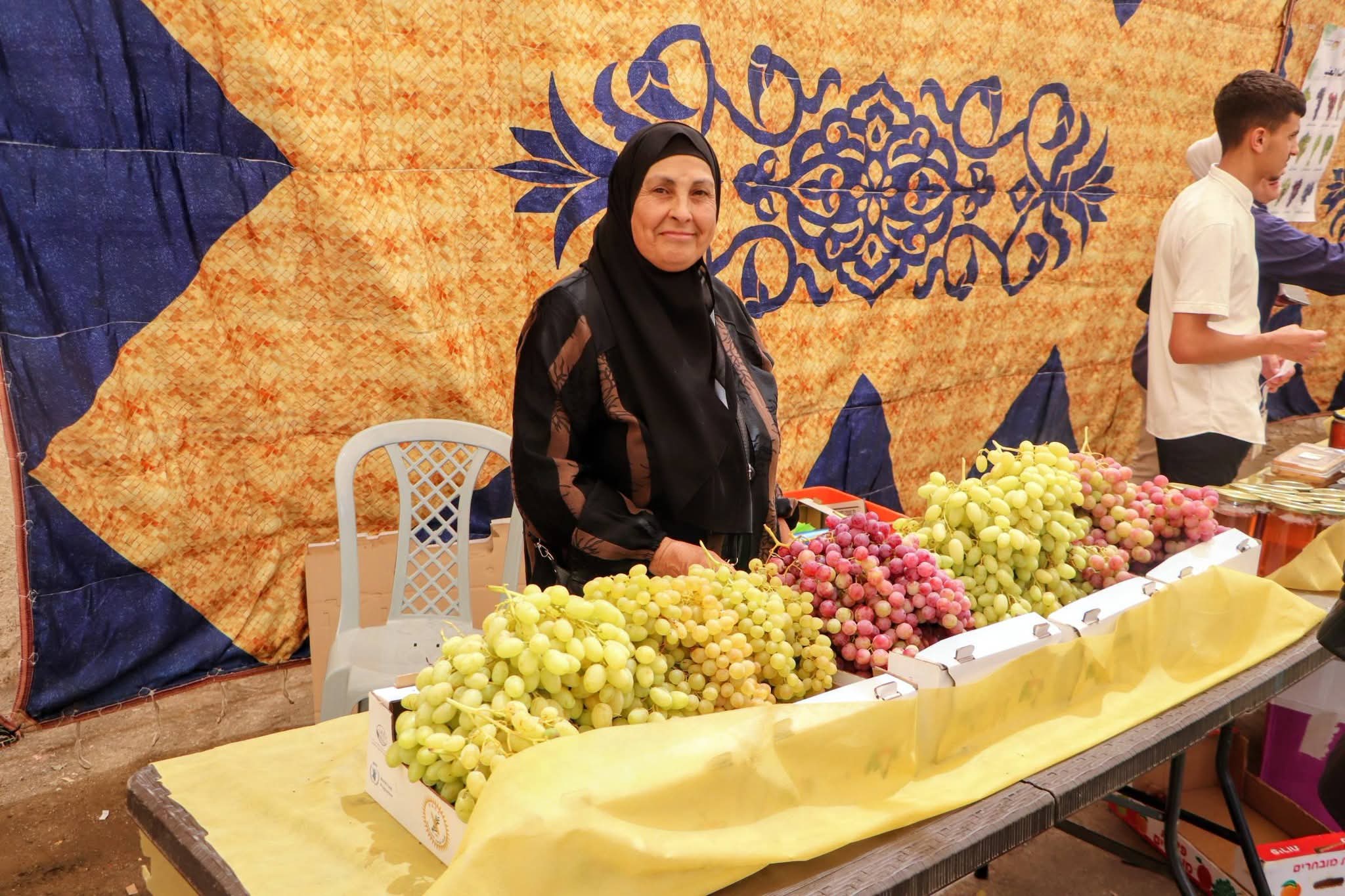 "أيام العنب".. موسمٌ يواجه الإغلاق ويبحث عن سوق