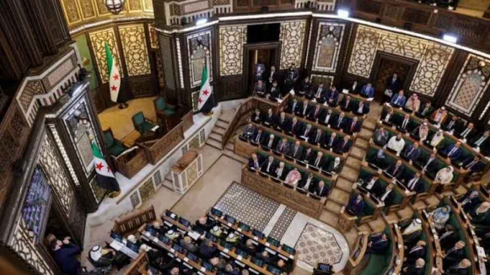 انتقادات واسعة لربط التفاوت بين المعلمين والمعلمات بـ "هيبة المدرسة"