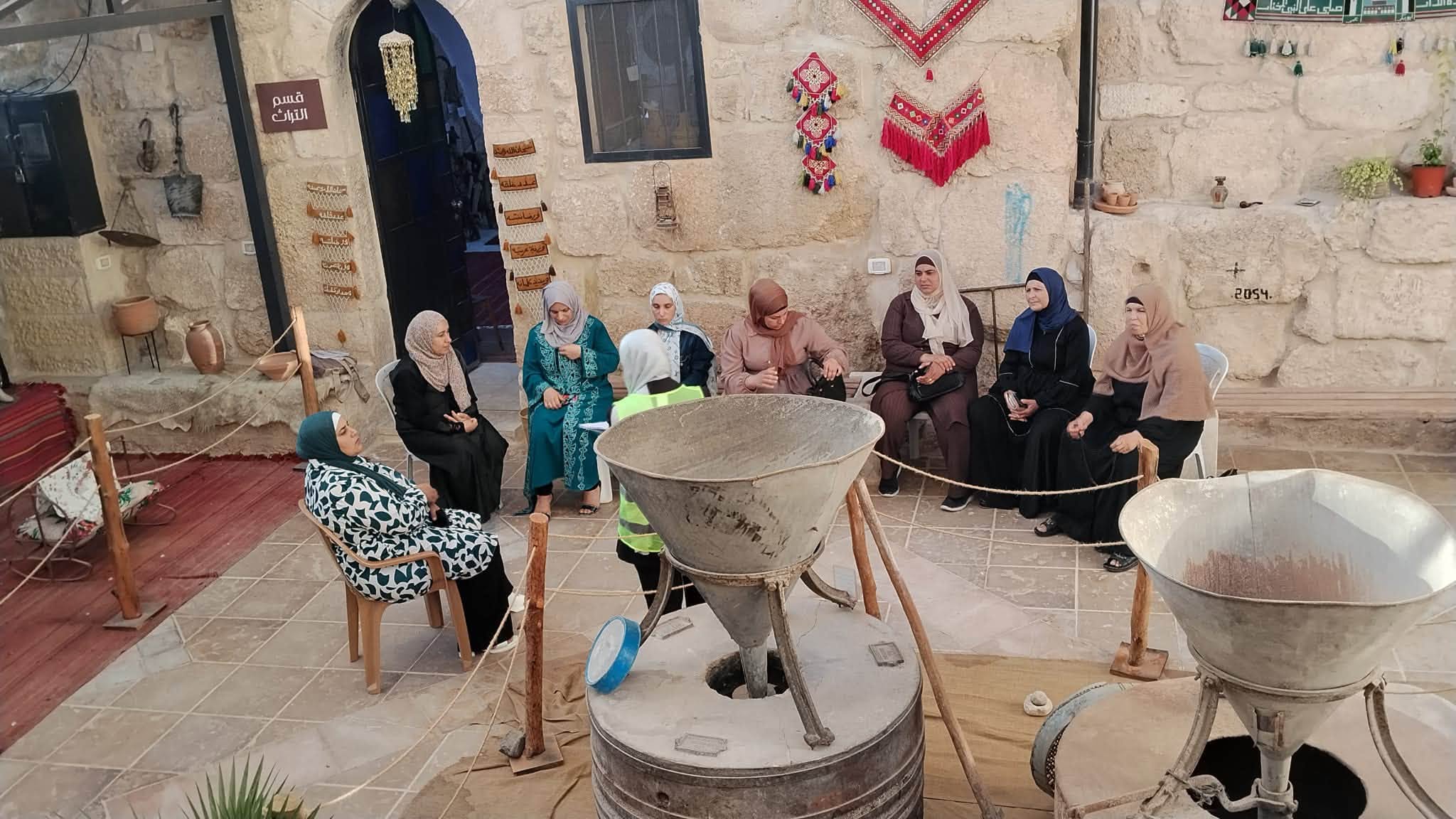 سيدات السموع ووزارة السياحة والآثار تواصلان تفعيل متحف السموع