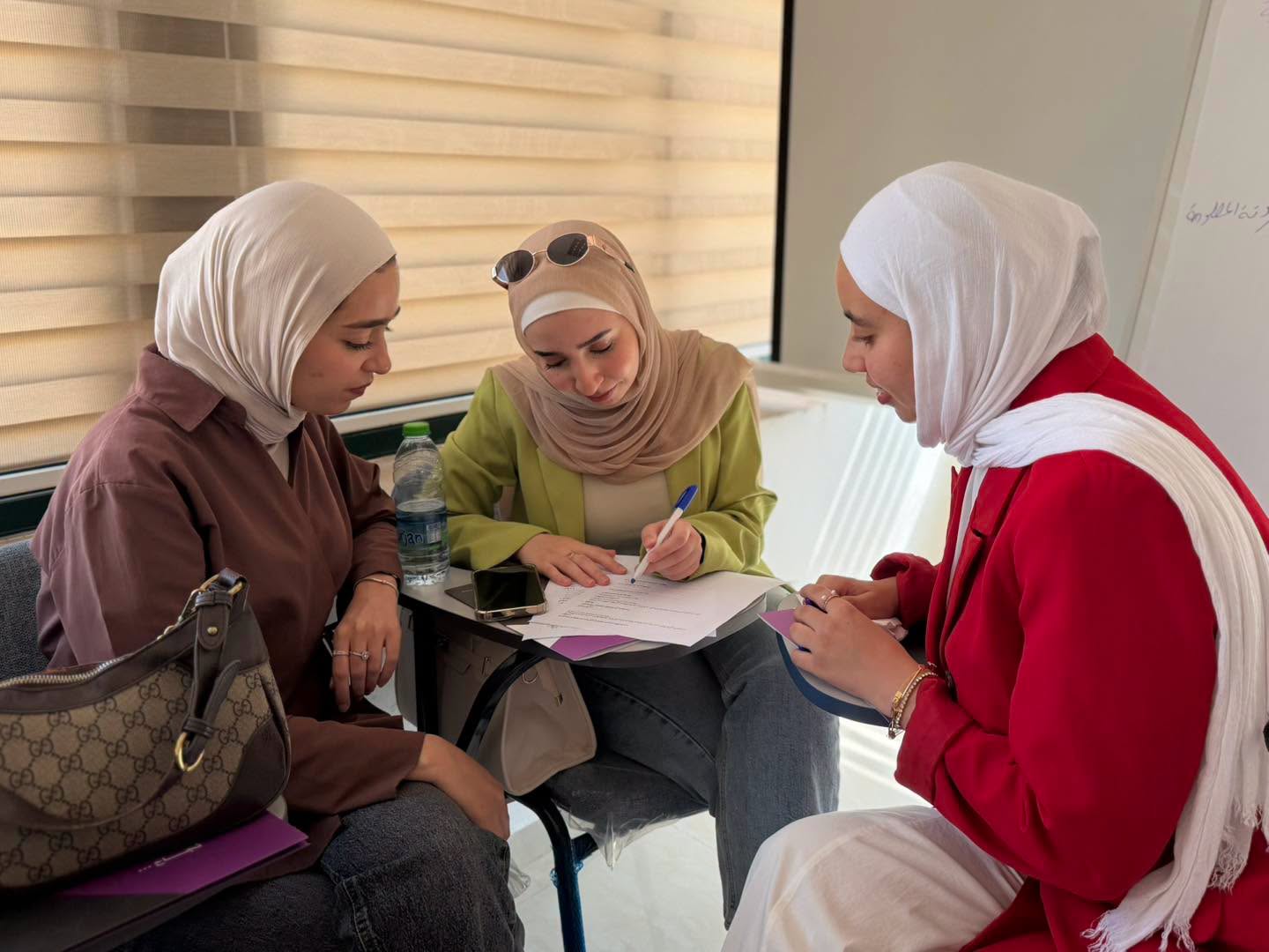 "نساء إف إم" تنفذ تدريب إعلامي حول التغطية الحساسة للنوع الاجتماعي وتقنيات التحقق من الحقائق