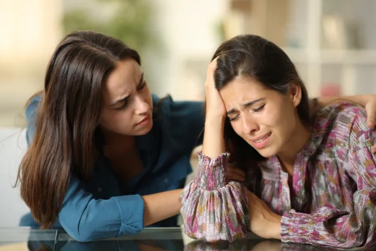 "صديقتي قالت لي".. متى تتحول نصائح الصديقات إلى طرف ثالث في الحياة الزوجية؟