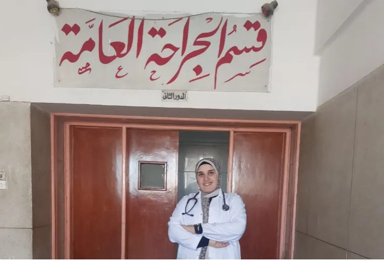 من التمريض إلى الطب.. مصرية عادت للدراسة في الـ25 وفازت بلقب "الطالبة المثالية"