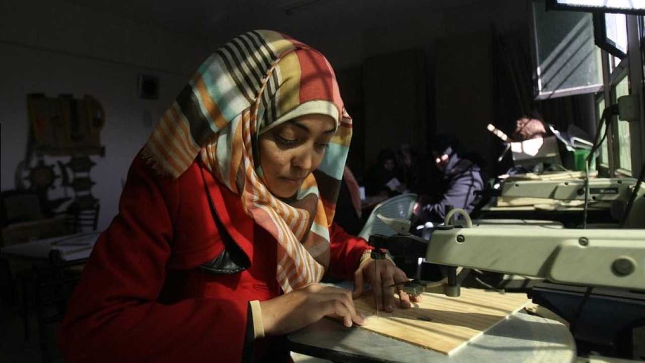 حموضة لـ"نساء إف إم": الأزمة الاقتصادية تدفع عاملات لقبول أجور أقل وأعمال غير منظمة