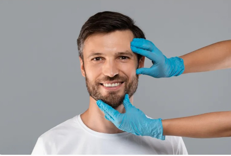 شباب بلا وجه أملس.. لماذا يتجه الرجال إلى عمليات شد الوجه؟