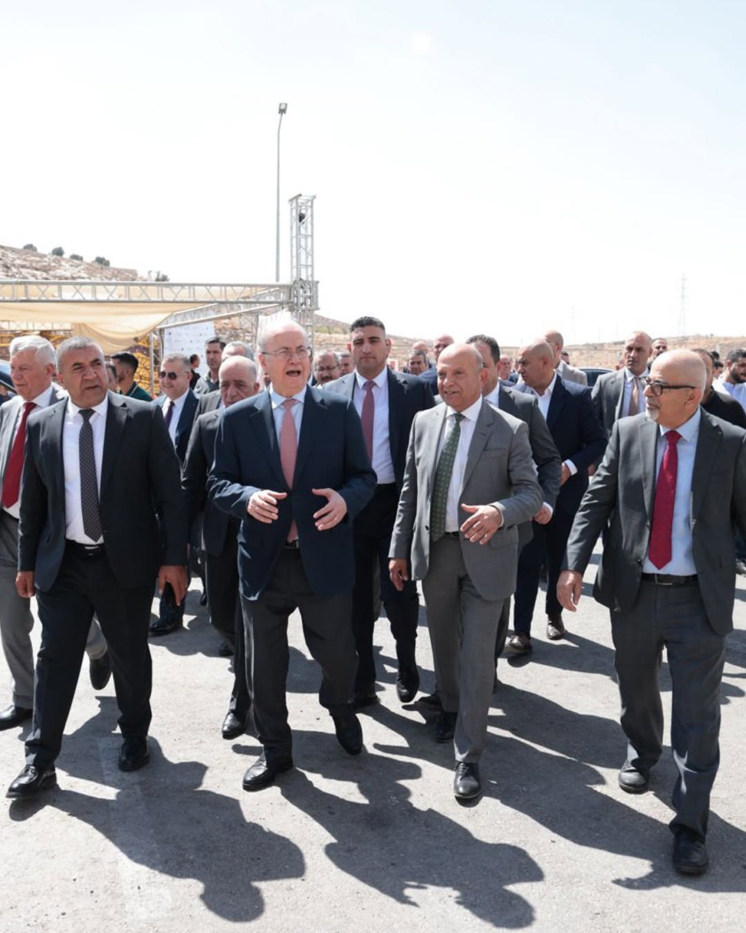 رئيس الوزراء يطّلع على مصنع الرابية للأعلاف في بيت أولا بالخليل