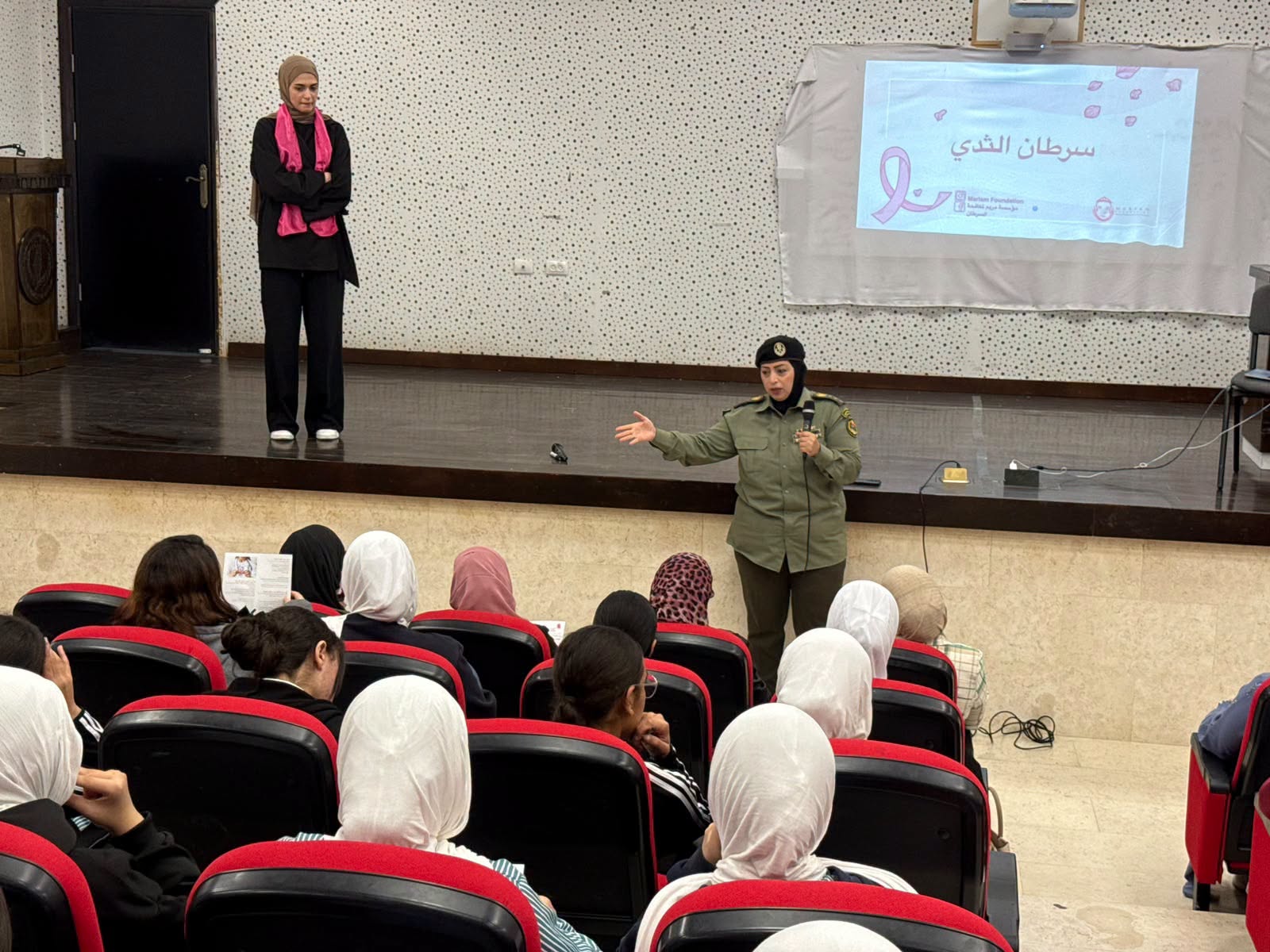 بلدية البيرة تواصل فعاليات أكتوبر الوردي بلقاء توعوي في مدرسة بنات البيرة الجديدة الثانوية