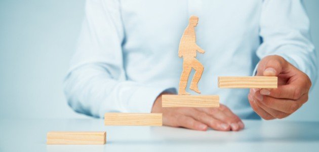 التنمية البشرية بين الوعود والواقع.. هل تقود دورات تطوير الذات إلى نجاح حقيقي أم تبيع الأوهام؟