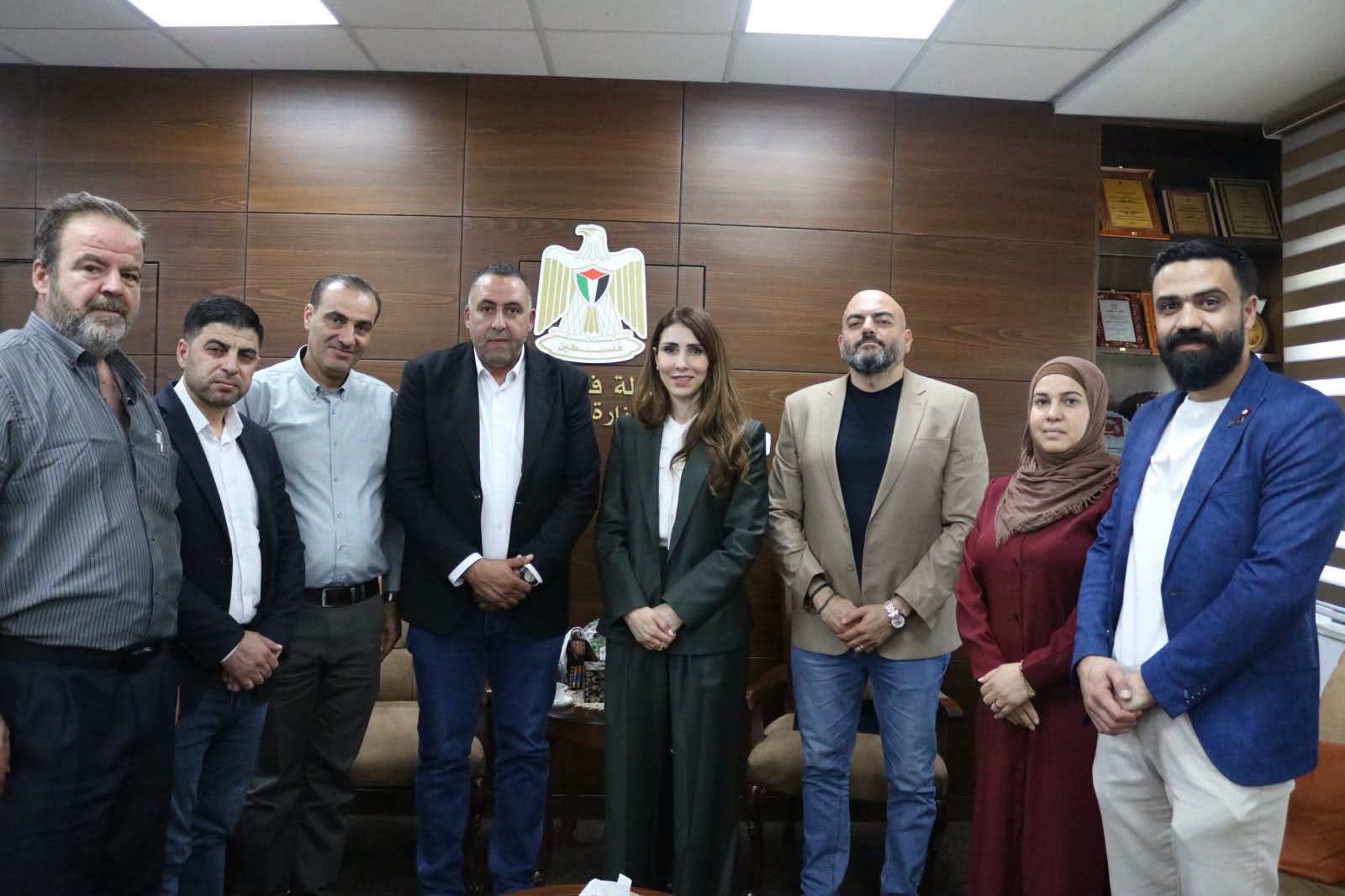 وزيرة العمل تلتقي نقابة أصحاب شركات ومصانع ومستودعات التجميل لتعزيز السلامة المهنية وتنظيم القطاع