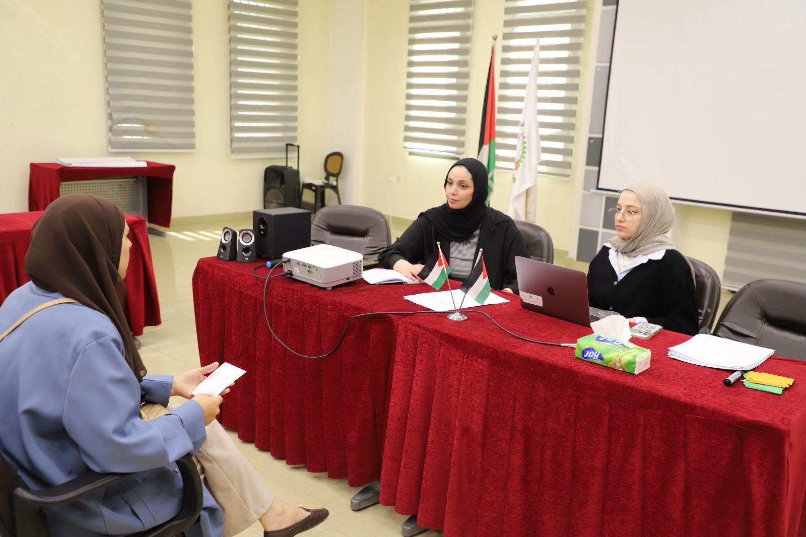 غرفة تجارة وصناعة محافظة الخليل تجري مقابلات مع صاحبات المشاريع لاختيار المستفيدات من المنح ضمن مشروع دعم الأنشطة التسويقية