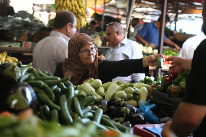الخبير الاقتصادي الدكتور هيثم دراغمة يحذّر عبر نساء إف إم: تراجع المساعدات واعتداءات المستعمرين يفاقمان الفقر والجوع في الضفة الغربية