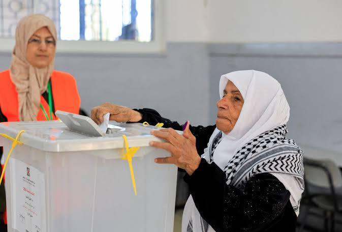 المحلل السياسي فادي أبو بكر لـ"نساء إف إم": الانتخابات مدخل لتجديد شرعية السلطة الفلسطينية والحد من الضغوط الخارجية